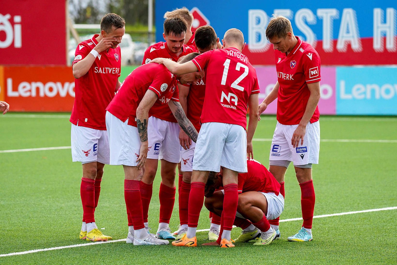 Tryggvi og félagar fagna skrautlegu marki Orra Hrafns í dag.