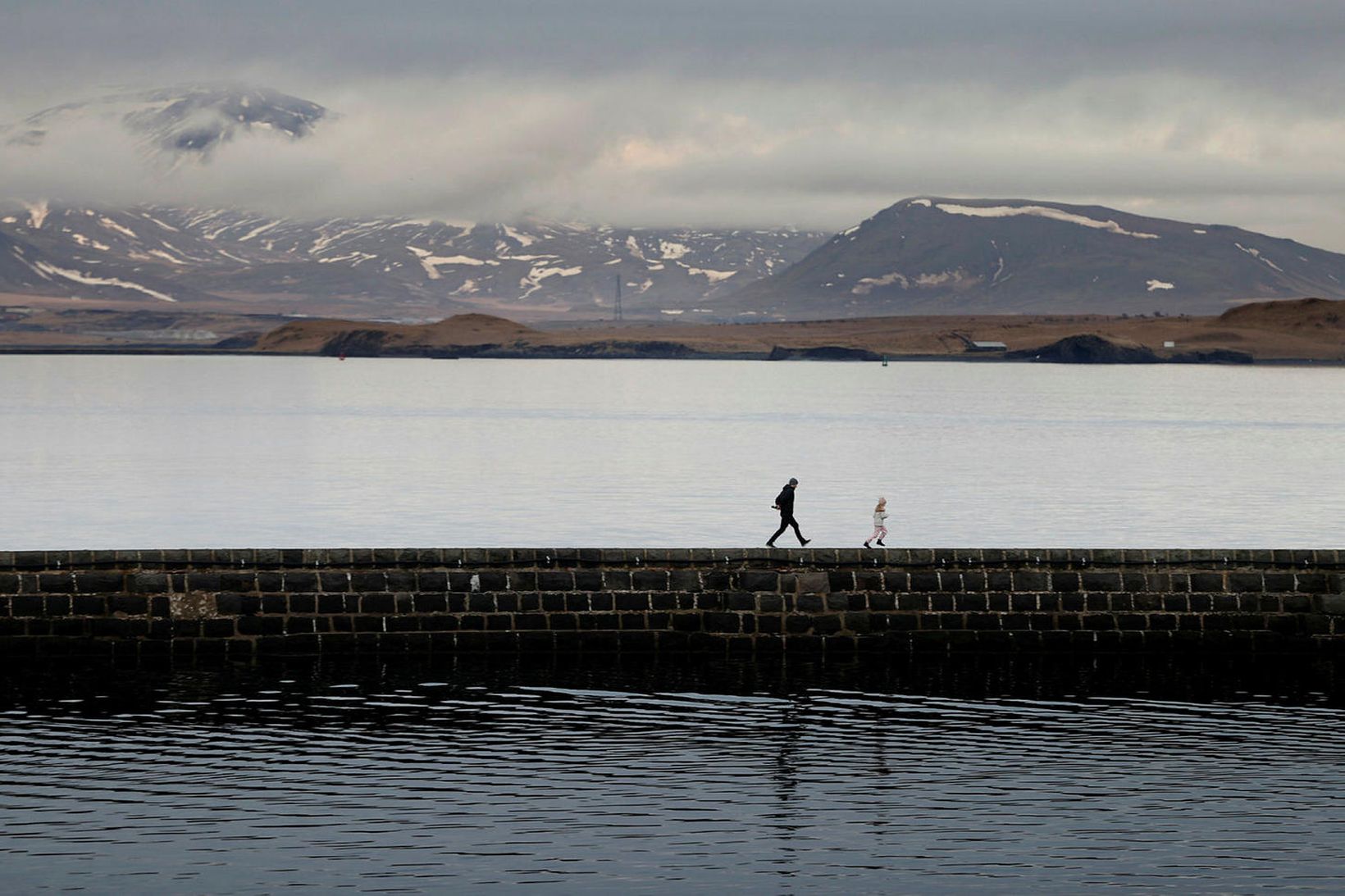 Þungbúið verður á norðanverðu landinu í dag, en bjartara sunnan …