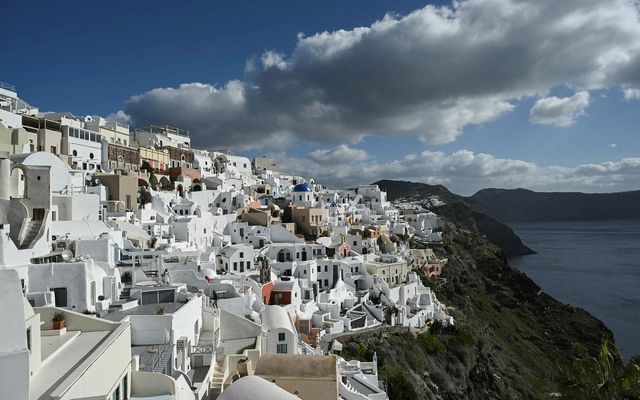 Horft yfir Santorini. Fleiri þúsundir hafa flúið eyjuna.