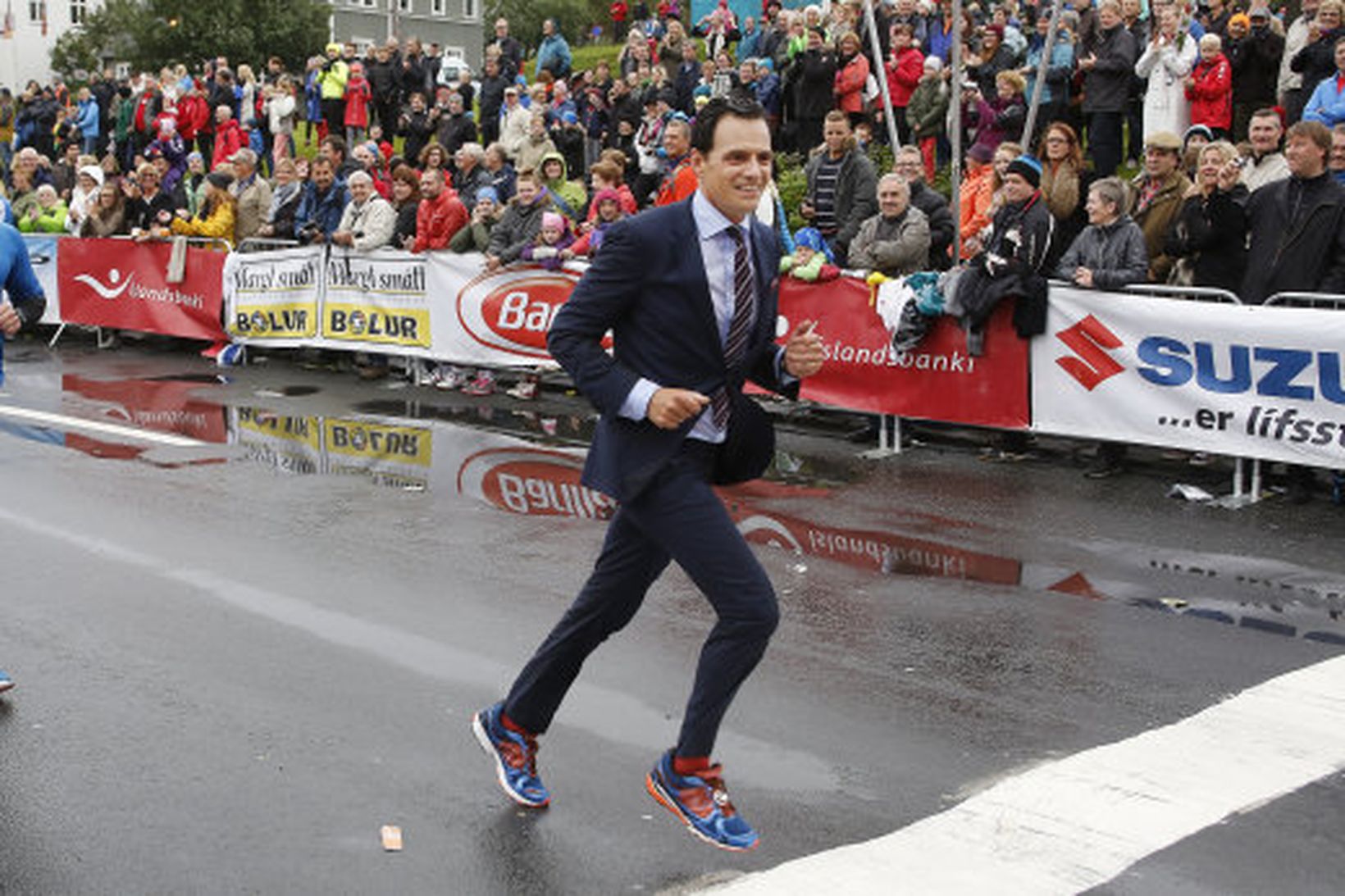 Pétur Ívarsson hljóp hálft maraþon í jakkafötum.