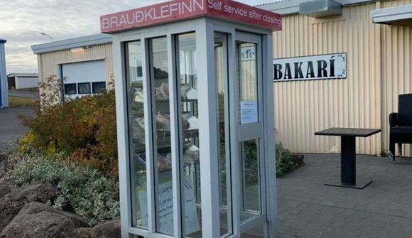 Selja brauð úr gömlum símaklefa