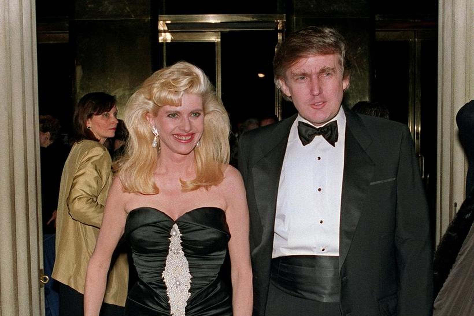 Donald Trump og Ivana, þáverandi eiginkona hans, á leið á …