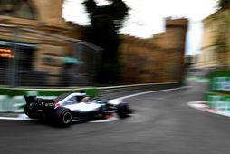 Lewis Hamilton á ferð á Mercedesbílnum í tímatökunni í Bakú í dag.