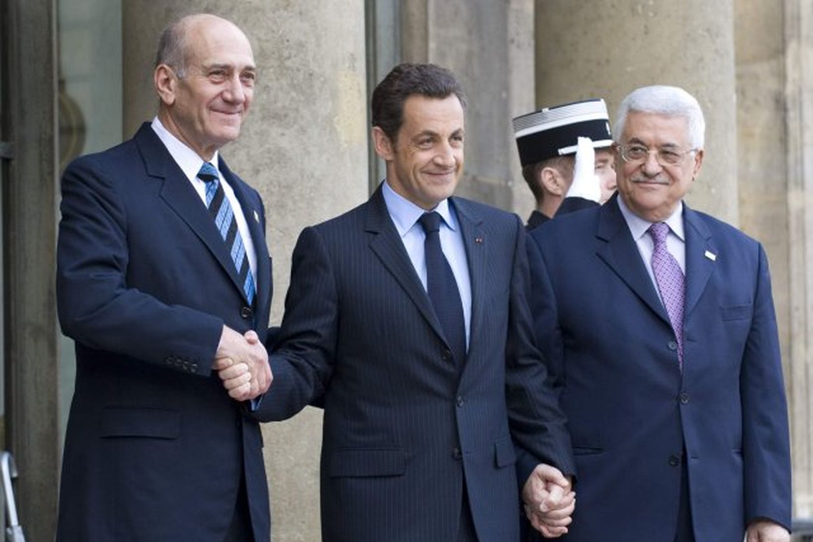 Sarkozy tók á móti Olmert (t.v.) og Abbas (t.h.) í …