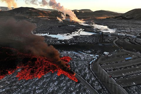 Hraunið er alveg við bílaplanið og líklega að renna yfir það fljótlega.