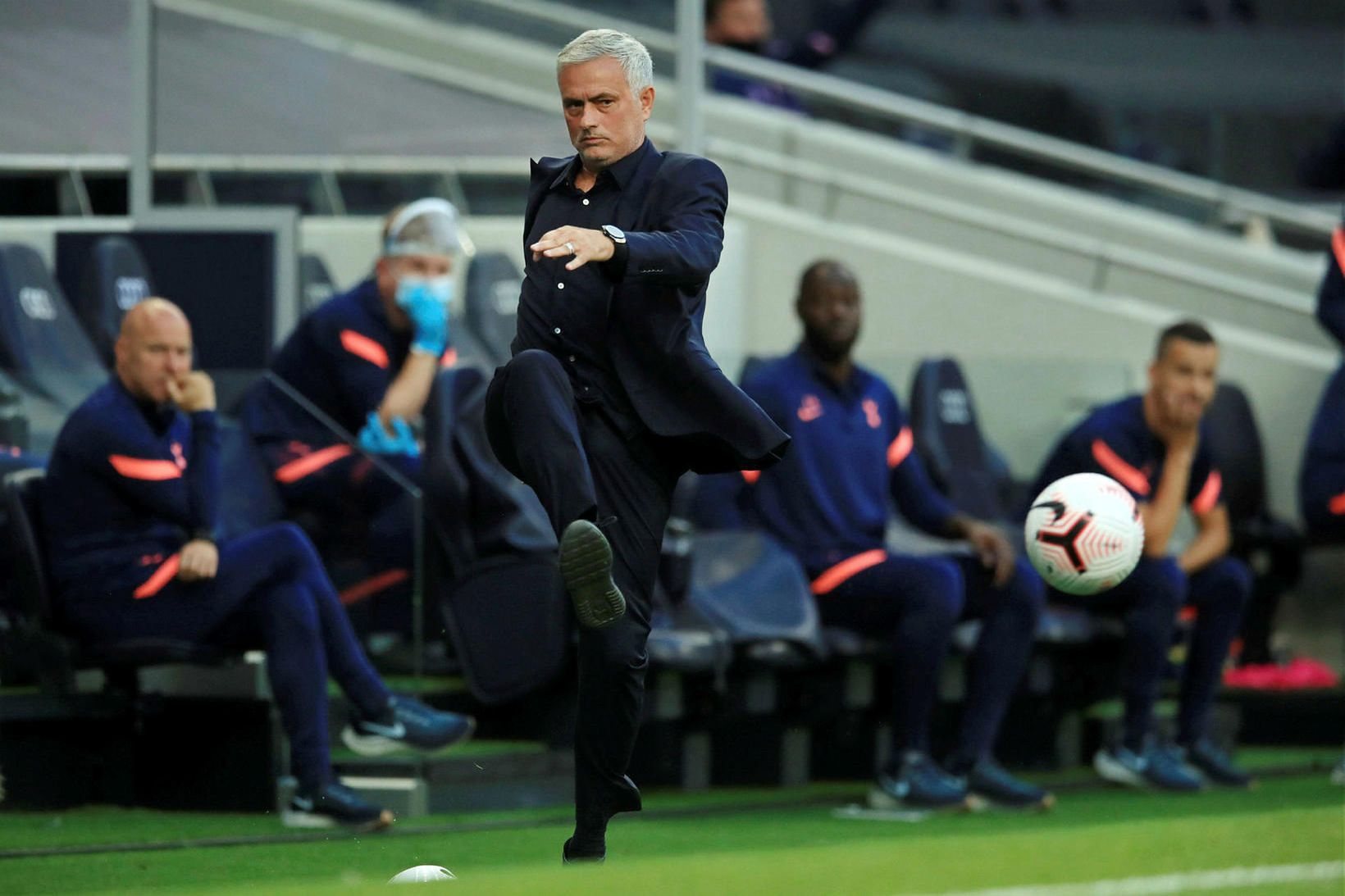 José Mourinho sýnir takta á hliðarlínunni.
