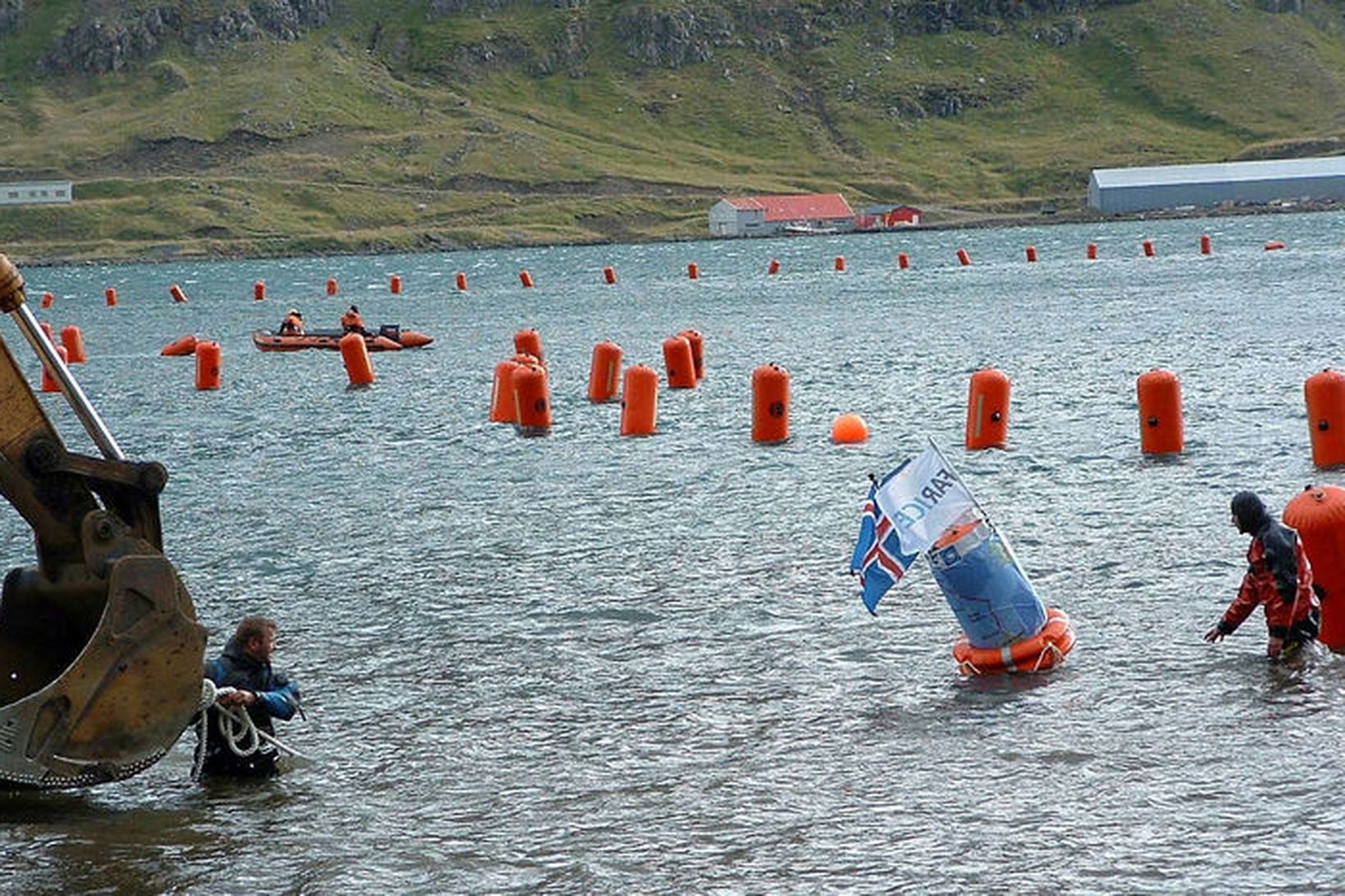 Sæsímastrengur tekinn í land á Vestdalseyri við Seyðisfjörð.