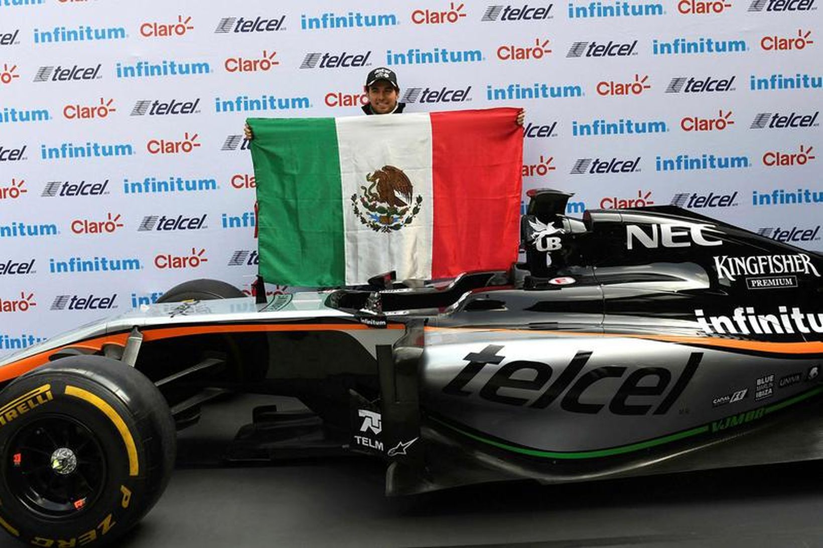 Sergio Perez með þjóðfána sinn og keppnisbíl Force India.