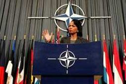 Condoleezza Rice, utanríkisráðherra Bandaríkjanna ávarpaði fund NATO í Brussel. Þar er verið að ræða framtíð …
