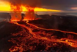 Eldgosið hófst í gærkvöldi.