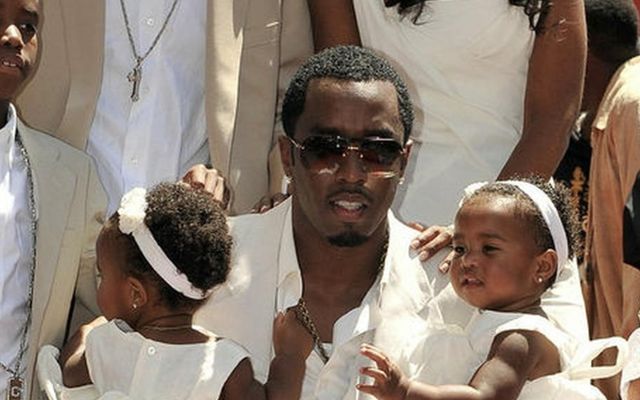 Hér er Diddy ásamt tvíburunum D'Lila Star og Jesse James árið 2008. Nú eru stelpurnar …