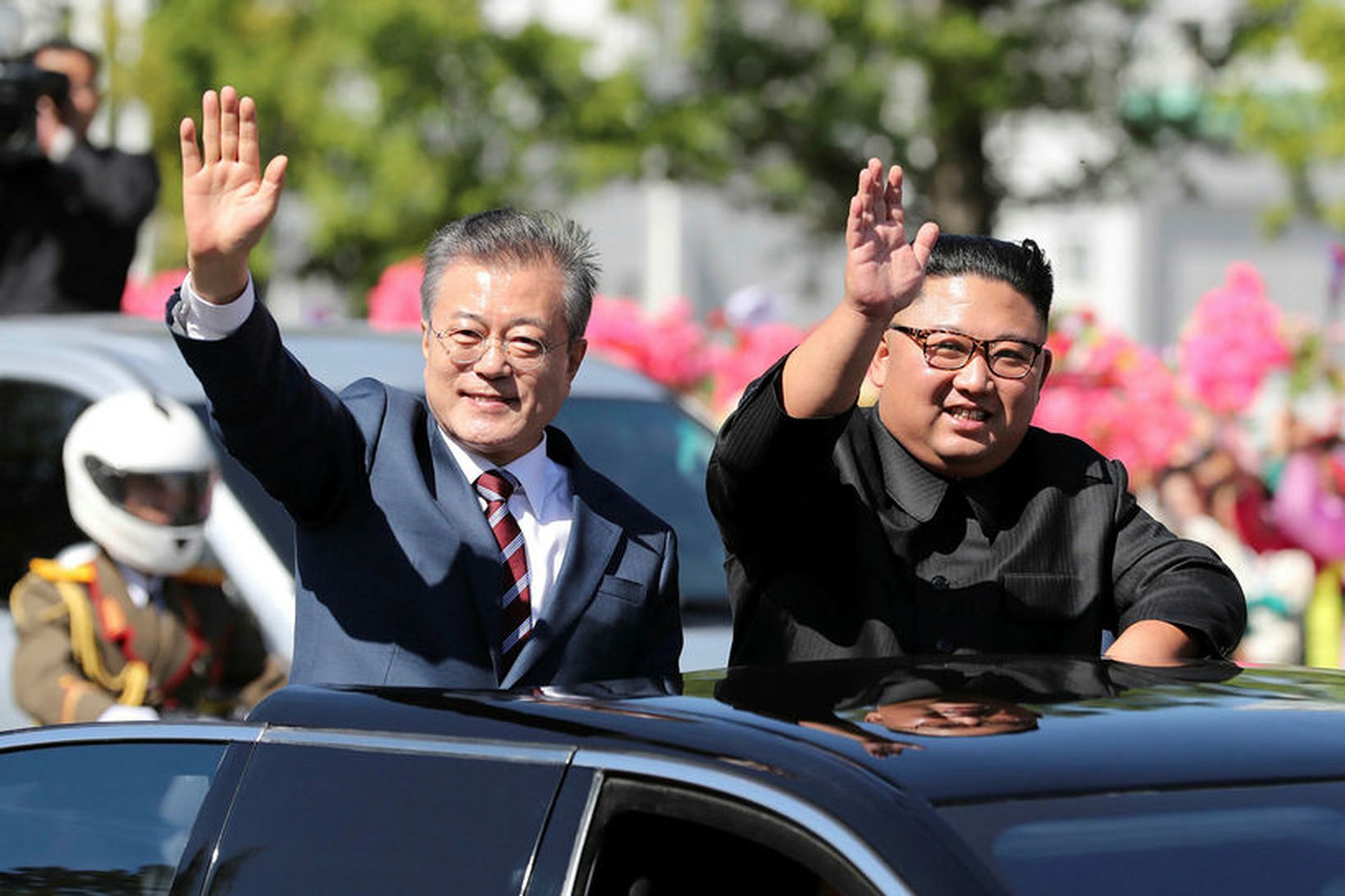 Moon Jae-in, forseti Suður-Kóreu, (t.v.) og Kim Jong-un, leiðtogi Norður-Kóreu, …