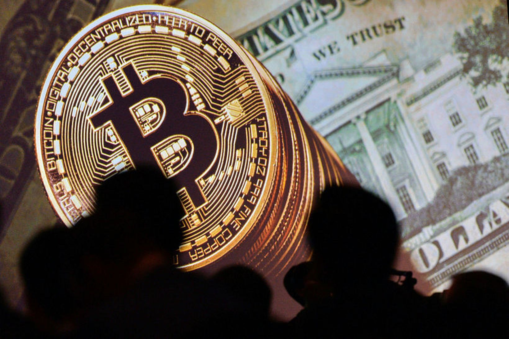 Nú kostar einn bitcoin um 6800 dollara, en virðið fór …