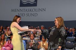 Amelía Rós Gilsdorf, dúx Menntaskólans við Sund, tekur á móti viðurkenningum fyrir framúrskarandi námsárangur.