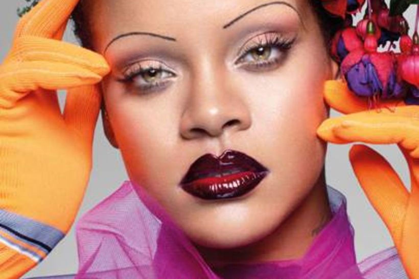 Rihanna tekur sig vel út á litríkri forsíðu breska Vogue …