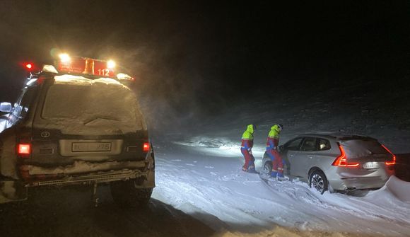 Björguðu ferðamönnum af Nesjavallaleið