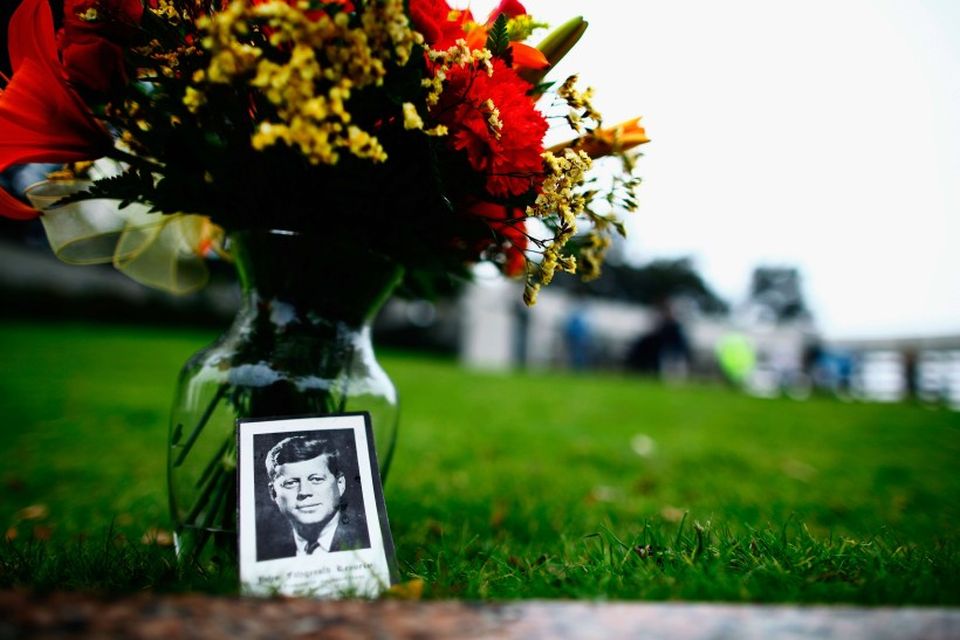 Blóm við Dealey Plaza í Dallas þar sem Kennedy var myrtur.