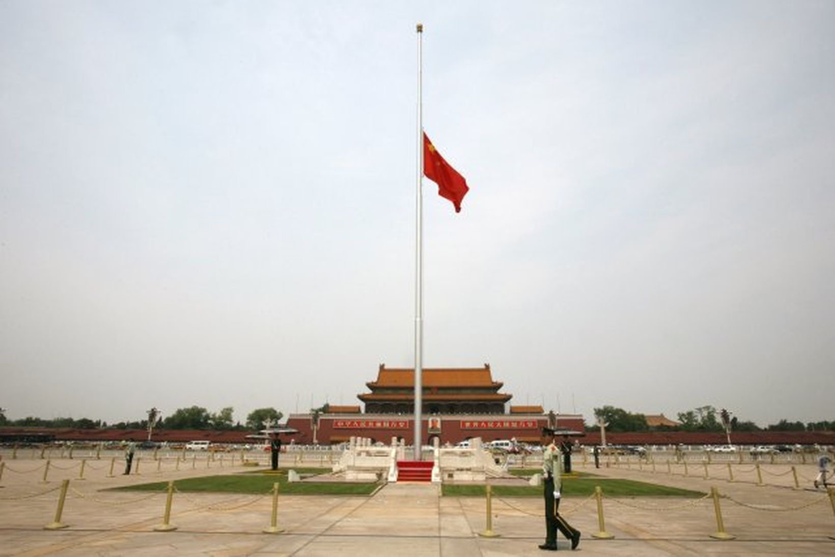 Flaggað í hálfa stöng á Tiananmen torginu í Peking, í …