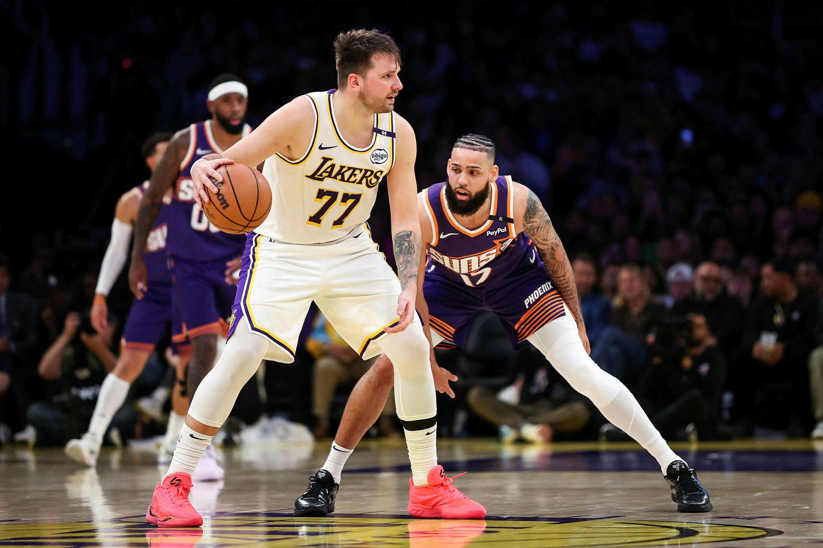 Luka Doncic með boltann í kvöld og Cody Martin.