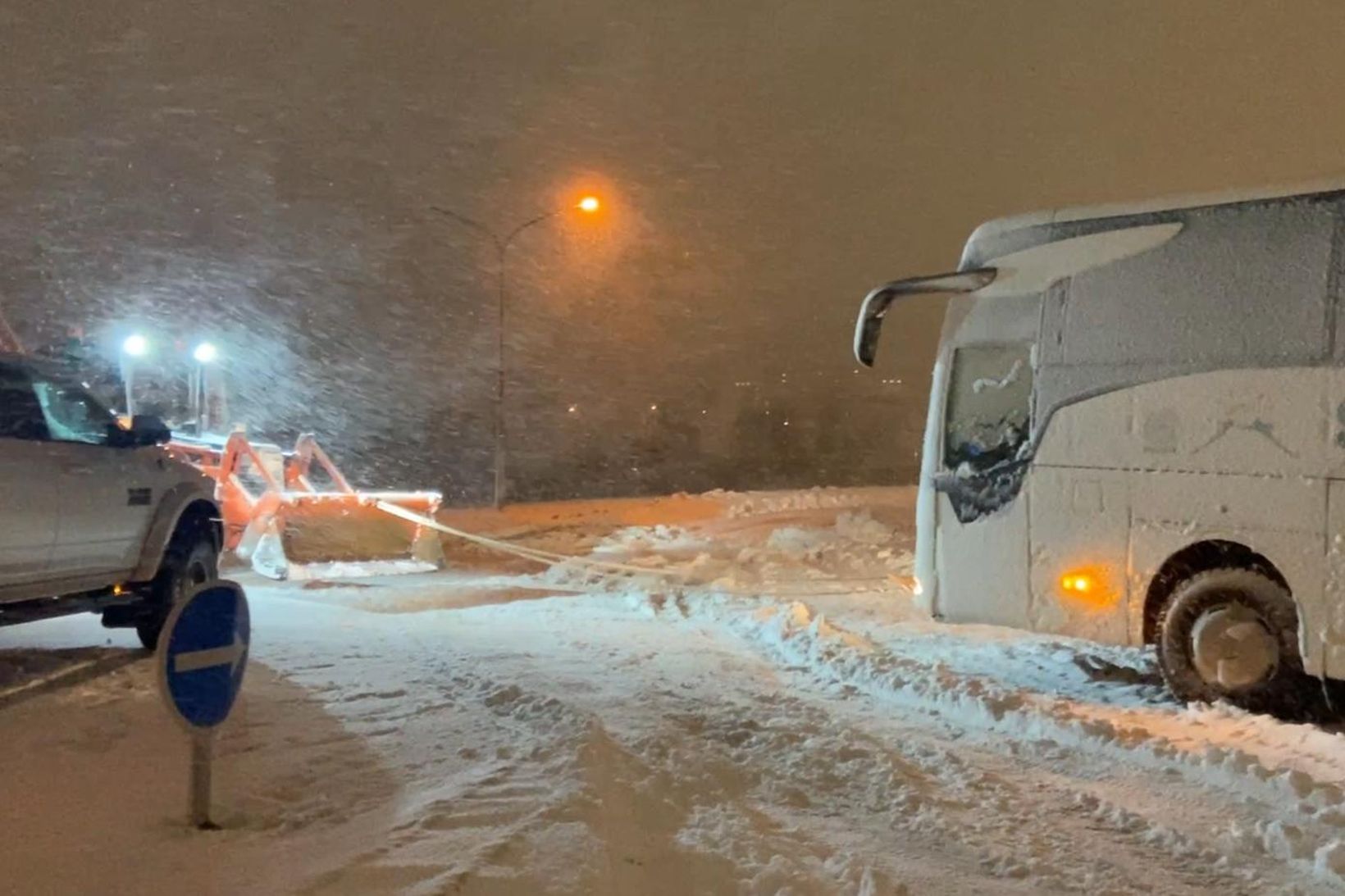 Rúta hafnaði utan vegar á heimavelli