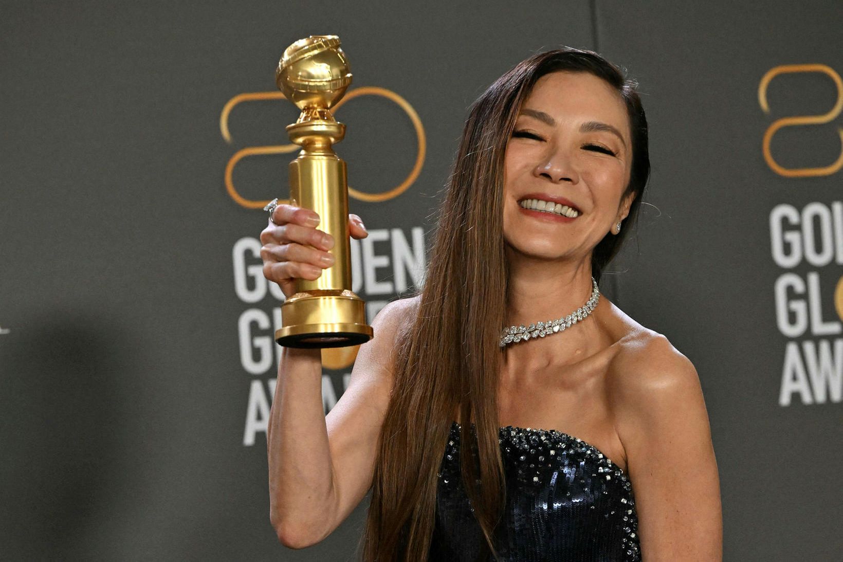 Michelle Yeoh með verðlaunin og fallega hálsfesti.