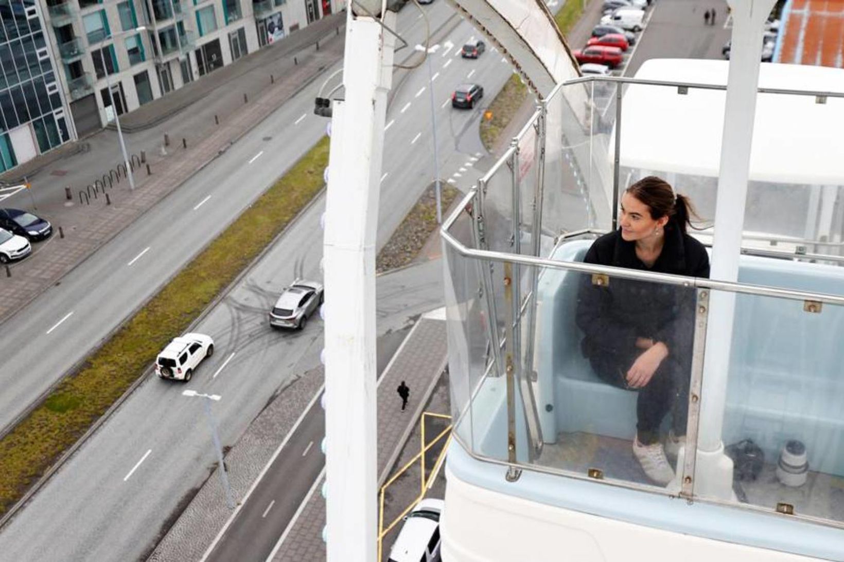 Viðskiptavinur virðir fyrir sér Reykjavík úr parísarhjólinu í gær.