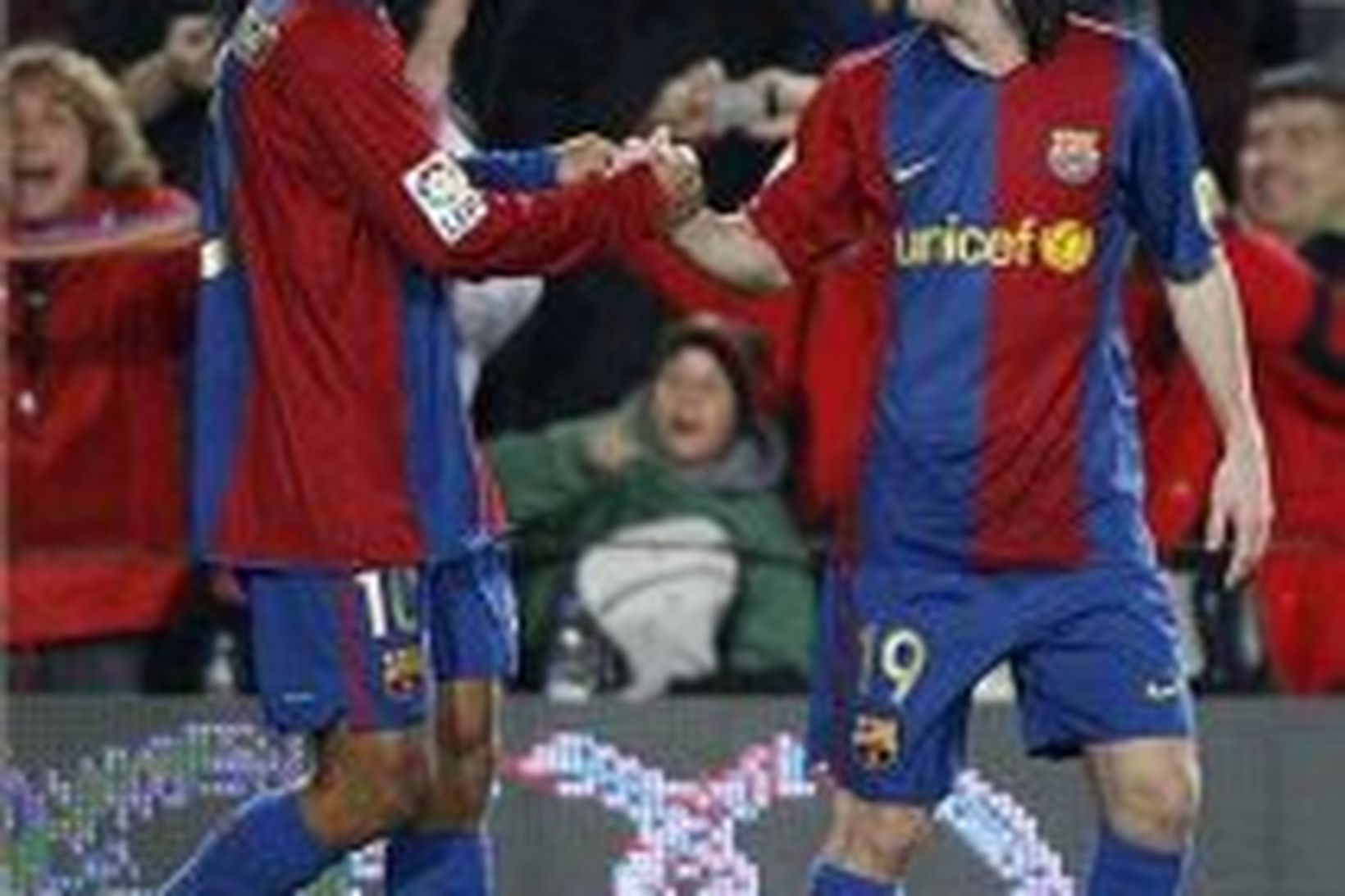 Lionel Messi og Ronaldinho fagna marki Börsunga í kvöld.