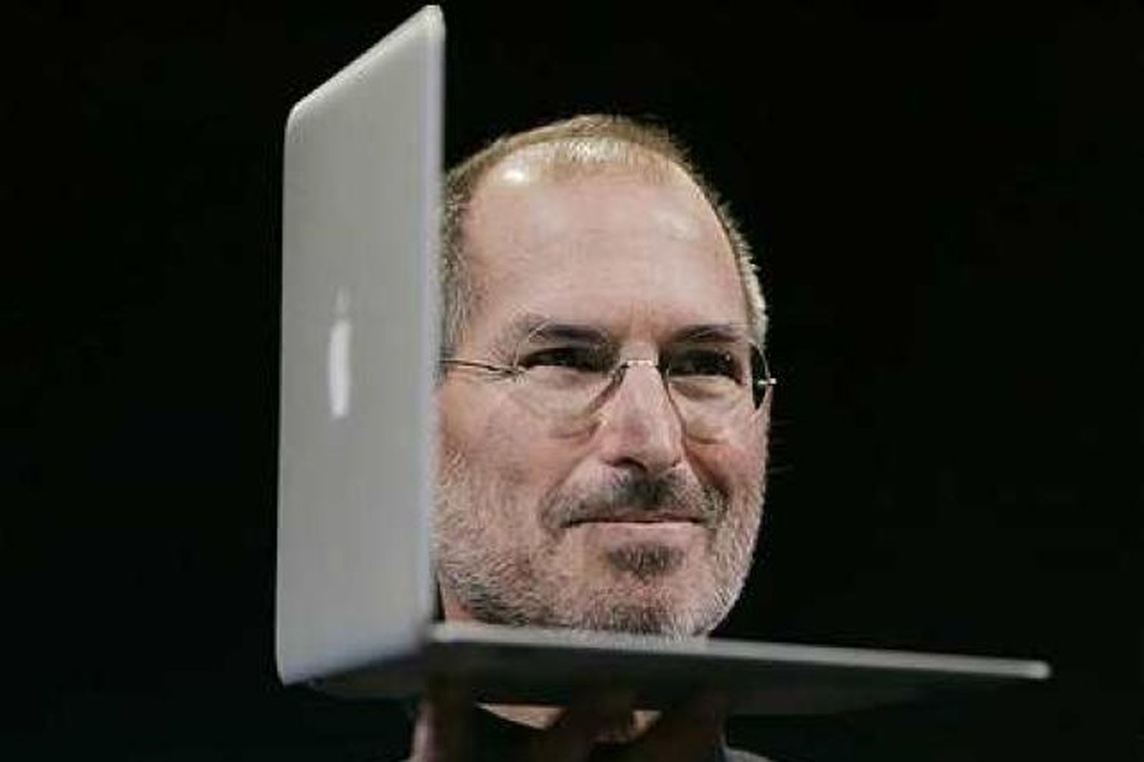 Steve Jobs kynnir MacBook Air.