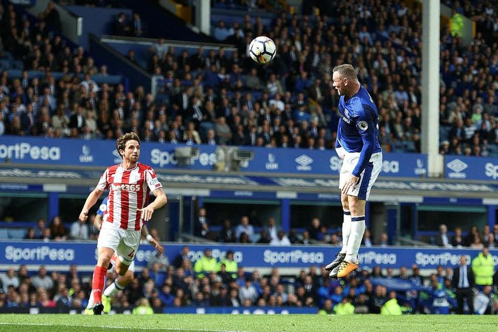 Wayne Rooney skorar sigurmark Everton gegn Stoke City í dag.