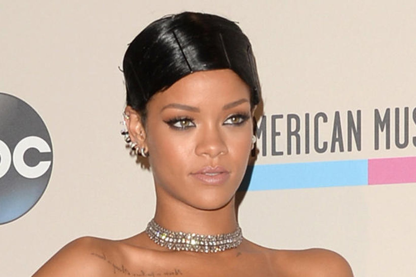 Rihanna er oft með svokallað choker-hálsmen.