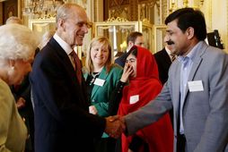 Malala Yousafzai skellihlær eftir samtal við Filippus prins.