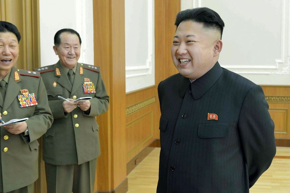 Kim Jong-Un heimsækir norður-kóreska herinn.