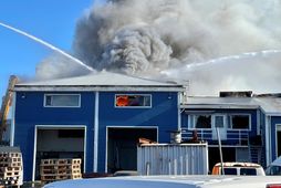 Eldurinn kviknaði á hádegi í gær í húsi við Hvaleyrarbraut í Hafnarfirði.