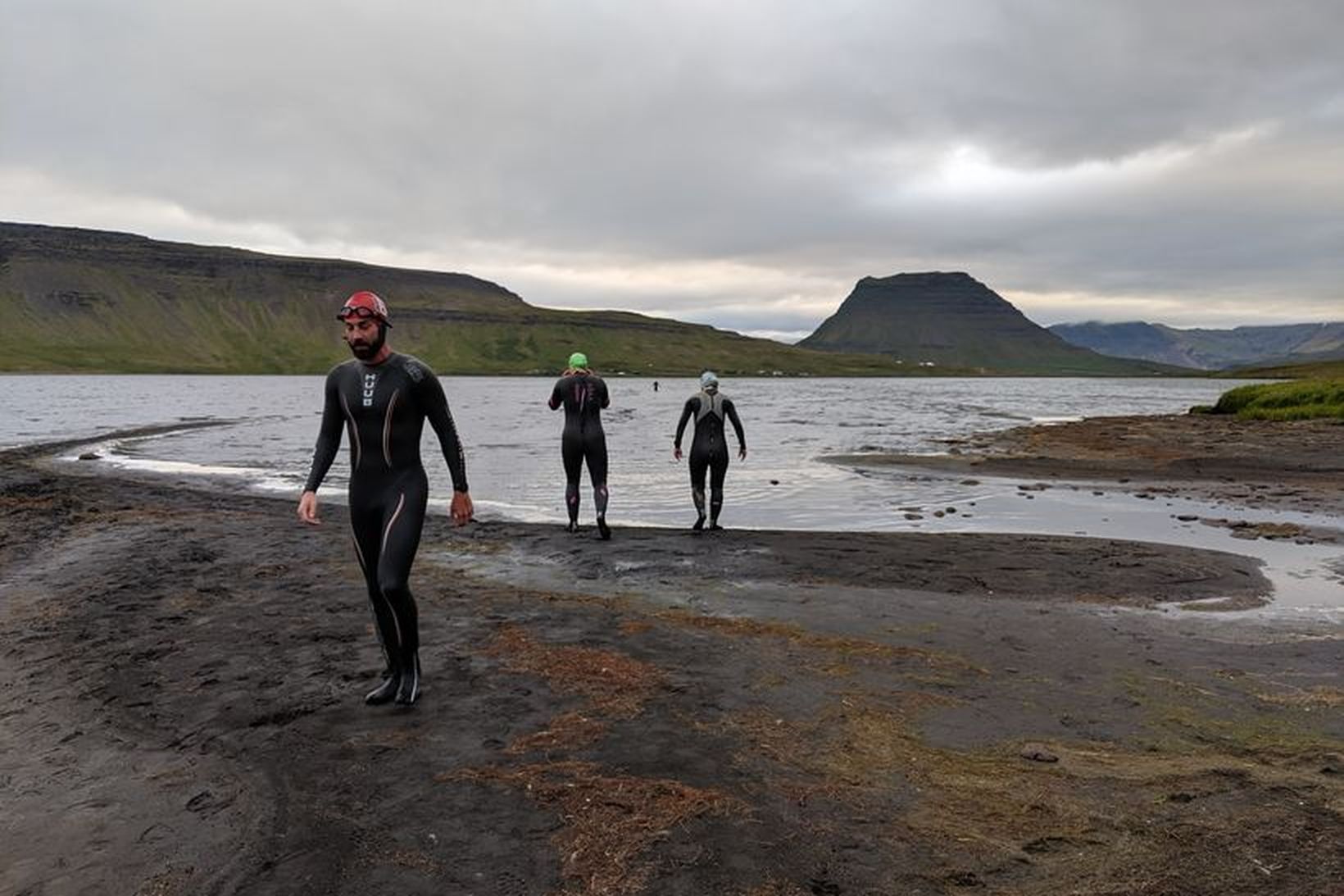 Þríþrautarkapparnir dýfðu tá ofan í íslenskt ferksvatn í dag til …