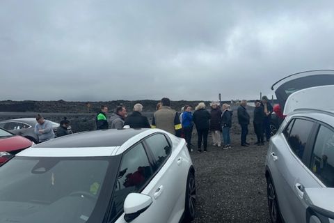 Grindvíkingar mótmæltu með að loka veginum að Bláa lóninu.