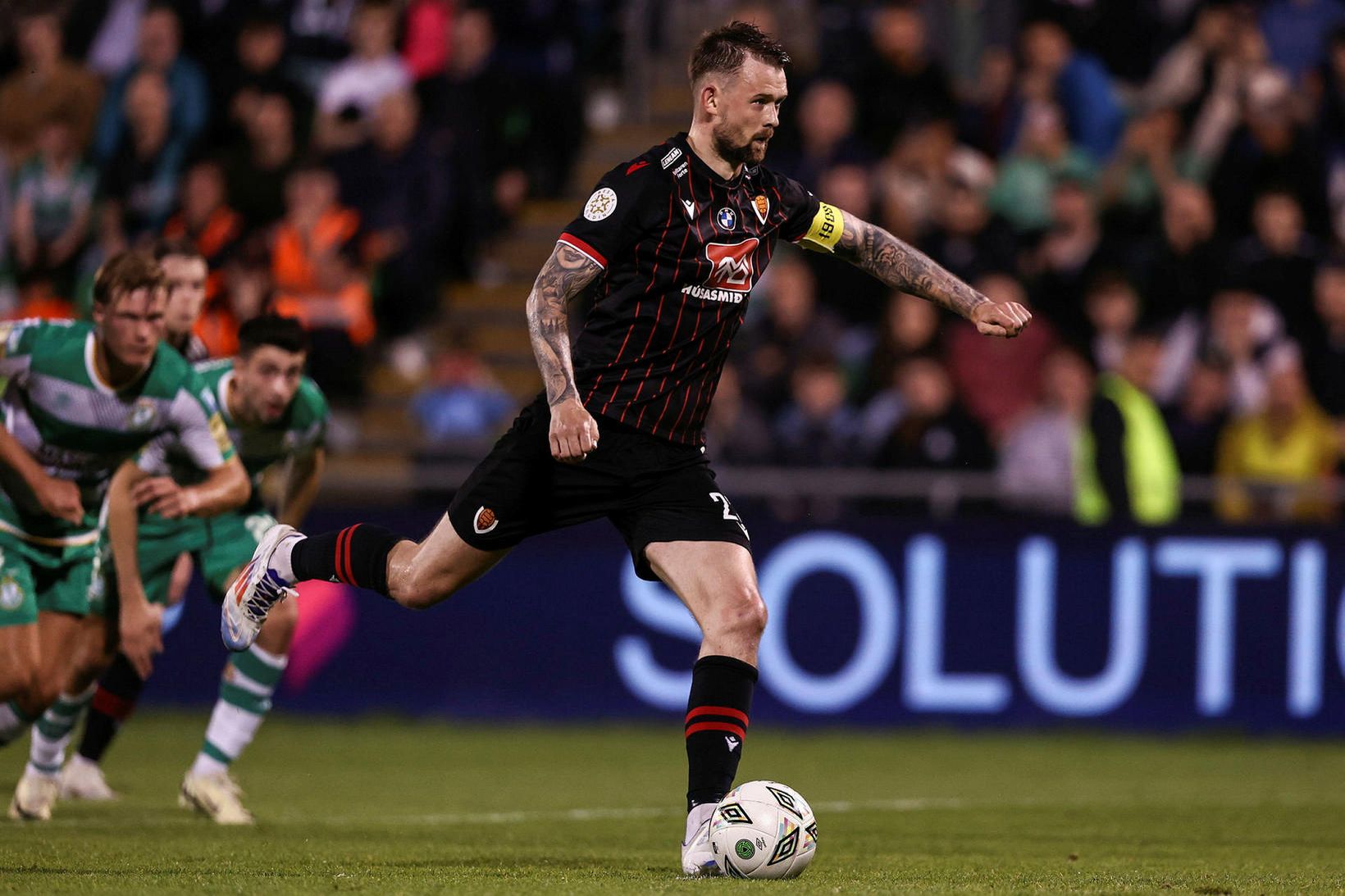 Nikolaj Hansen tekur vítaspyrnuna örlagaríku gegn Shamrock Rovers í Dublin …