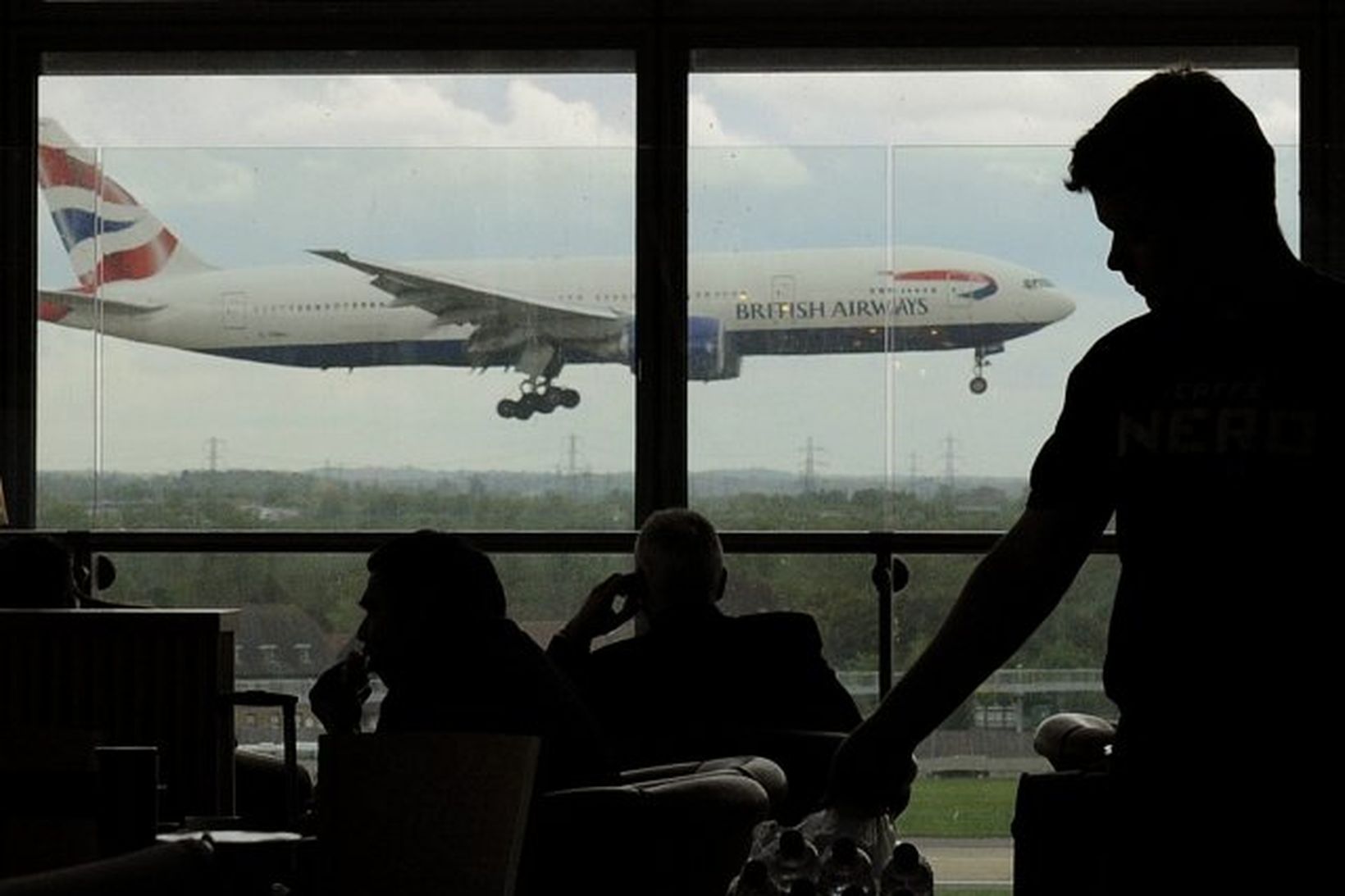 Farþegavél British Airways lendir á Heathrow flugvelli í vesturhluta London.