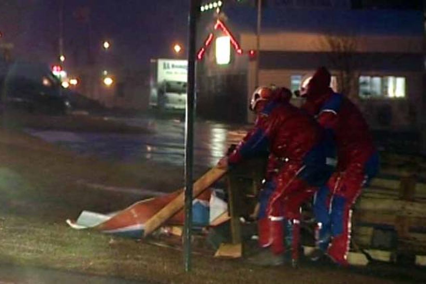 Björgunarsveitarmenn hafa haft í nógu að snúast í Reykjanesbæ í …