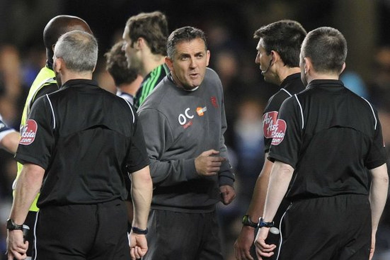 Owen Coyle ræðir við dómara leiksins eftir leikinn við Chelsea …