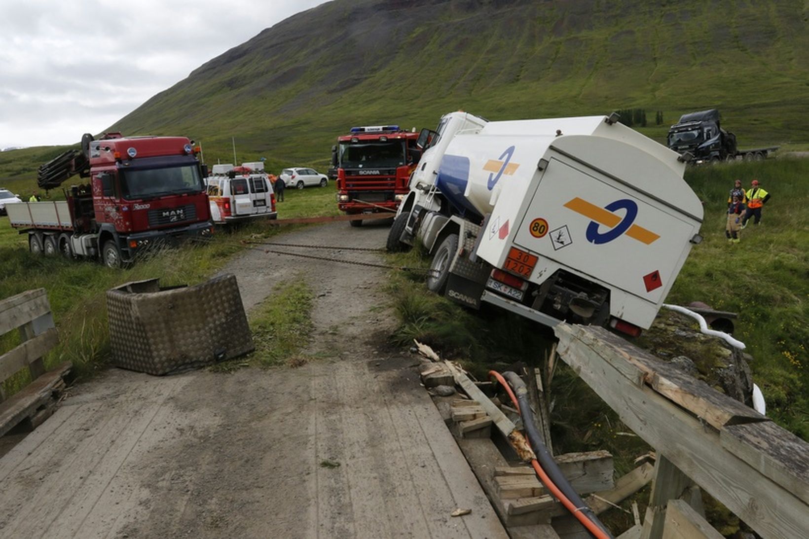 Unnið er að því að koma olíuflutningabílnum upp á veginn.