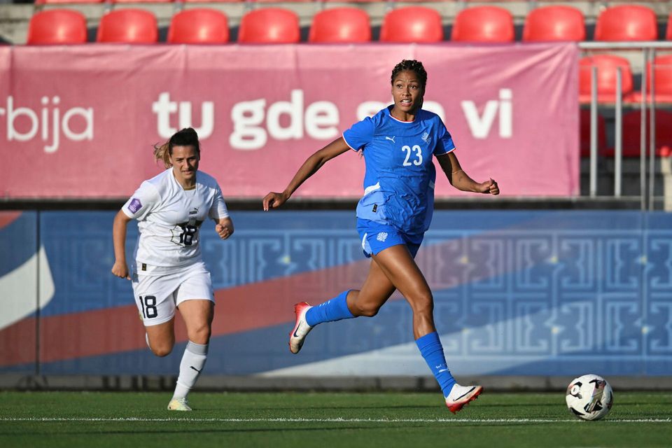 Sveindís Jane Jónsdóttir með boltann.