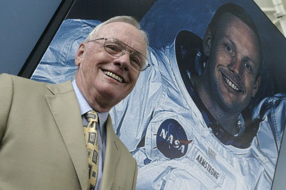 Neil Armstrong árið 2005 fyrir framan mynd af sjálfum sér sem tekin var fyrir geimferðina …