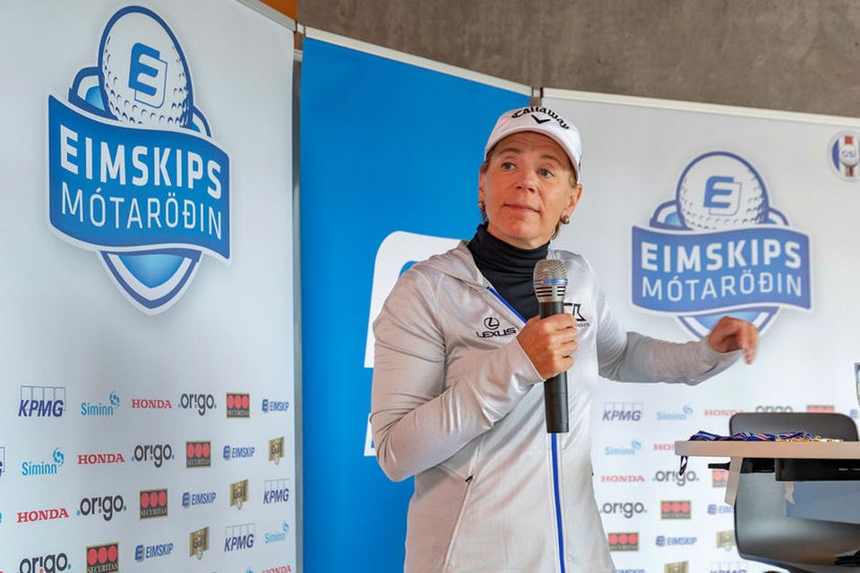Annika Sörenstam svarar spurningum í golfskálanum í Mosfellsbæ sumarið 2018.