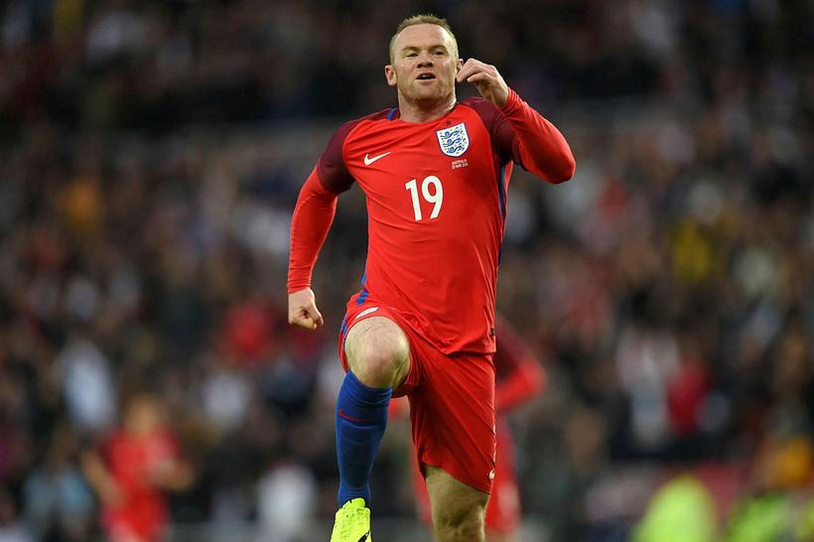 Rooney fagnaði markinu sínu innilega.