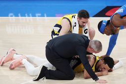 Tyrese Haliburton liggur sárþjáður eftir að hafa slitið hásin í fyrrinótt.