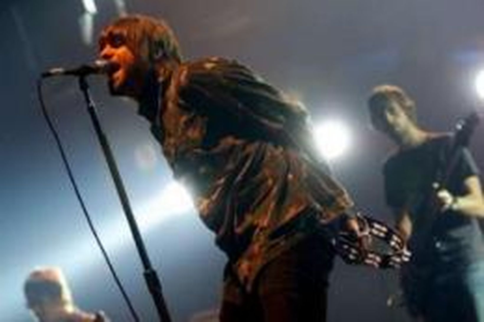 Liam Gallagher syngur og Noel bróðir hans mundar gítarinn.