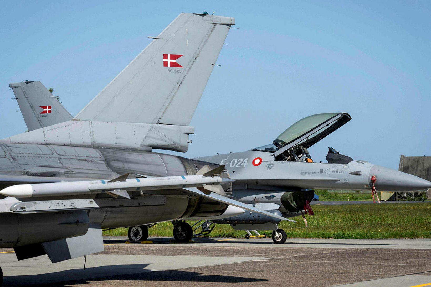 Danskar F-16-orrustuþotur á Skrydstrup-herflugvellinum skammt frá Vojens. Danir boða þreföldun …