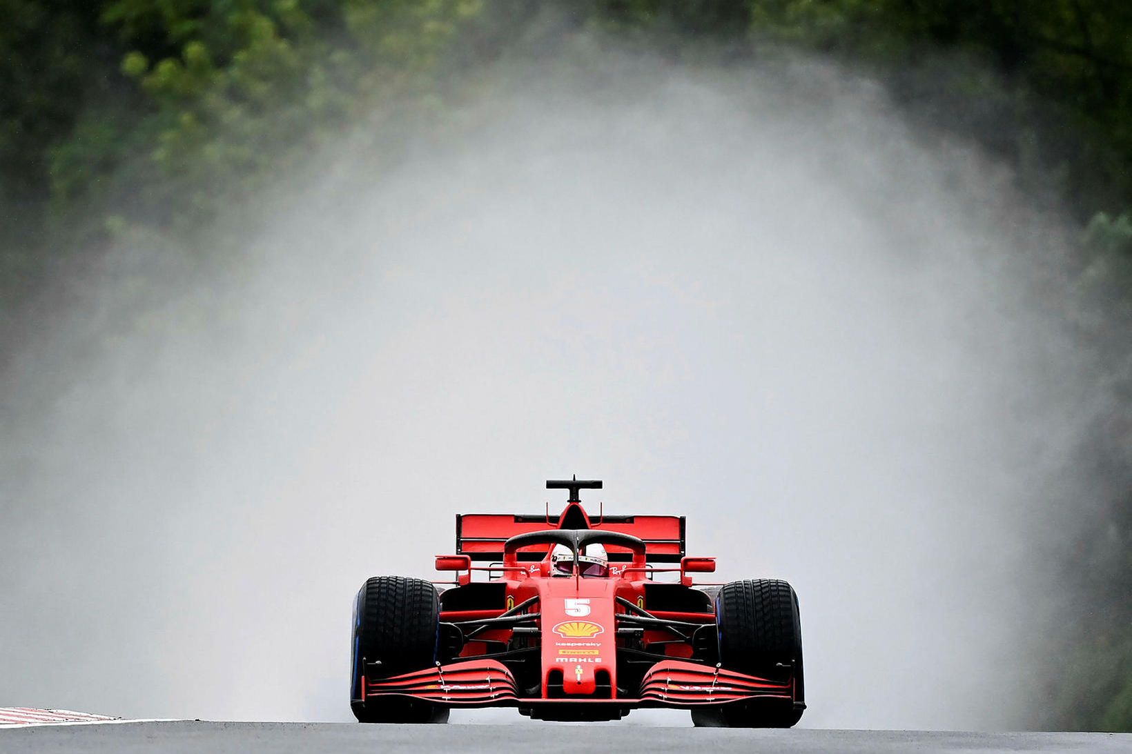 Vatnsstrókur stendur aftur úr Ferraribíl Sebastian Vettel á seinni æfingu …