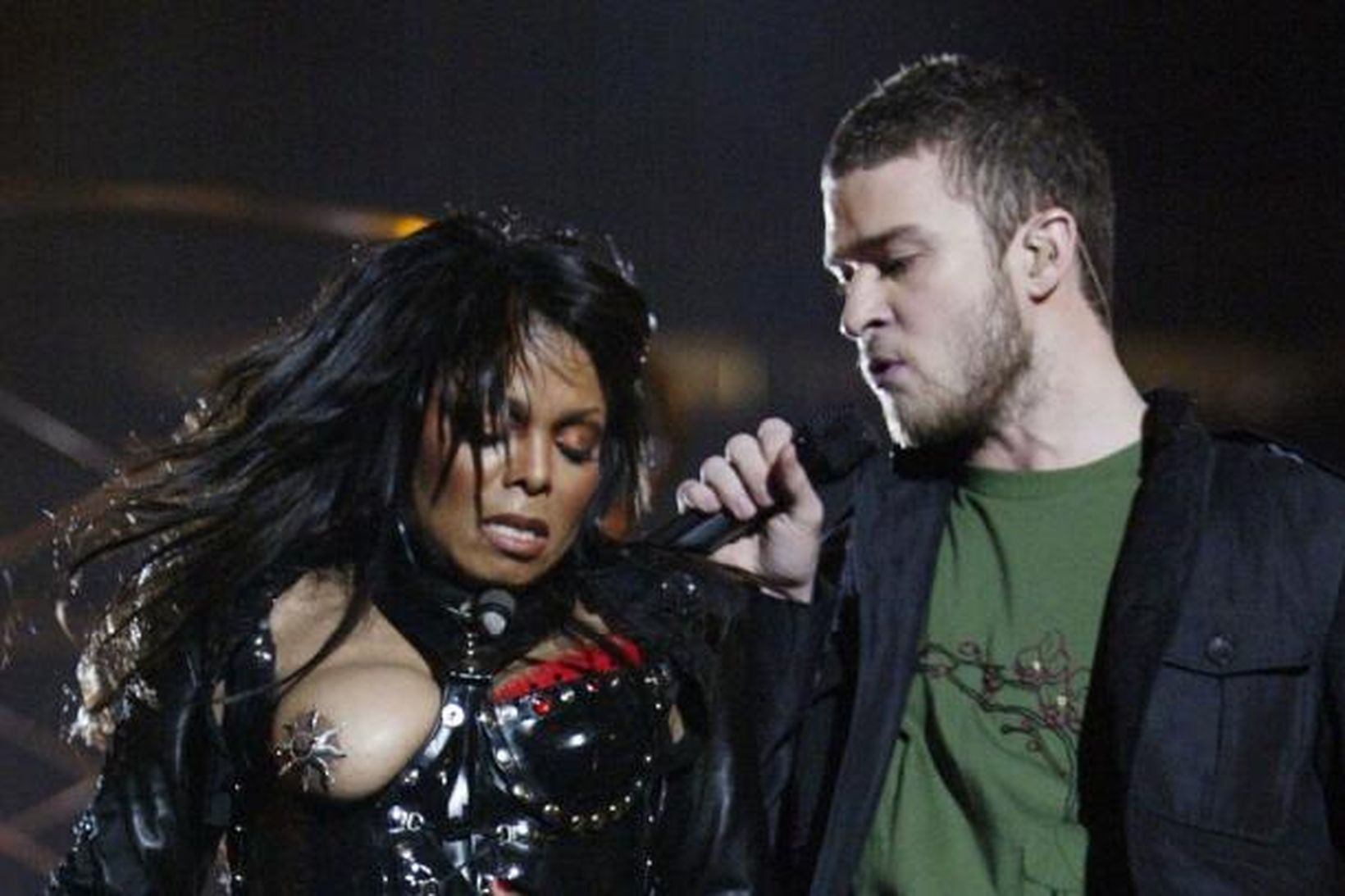 Brjóstið á Janet Jackson og sérkennilegt geirvörtuskraut hennar blasti við …