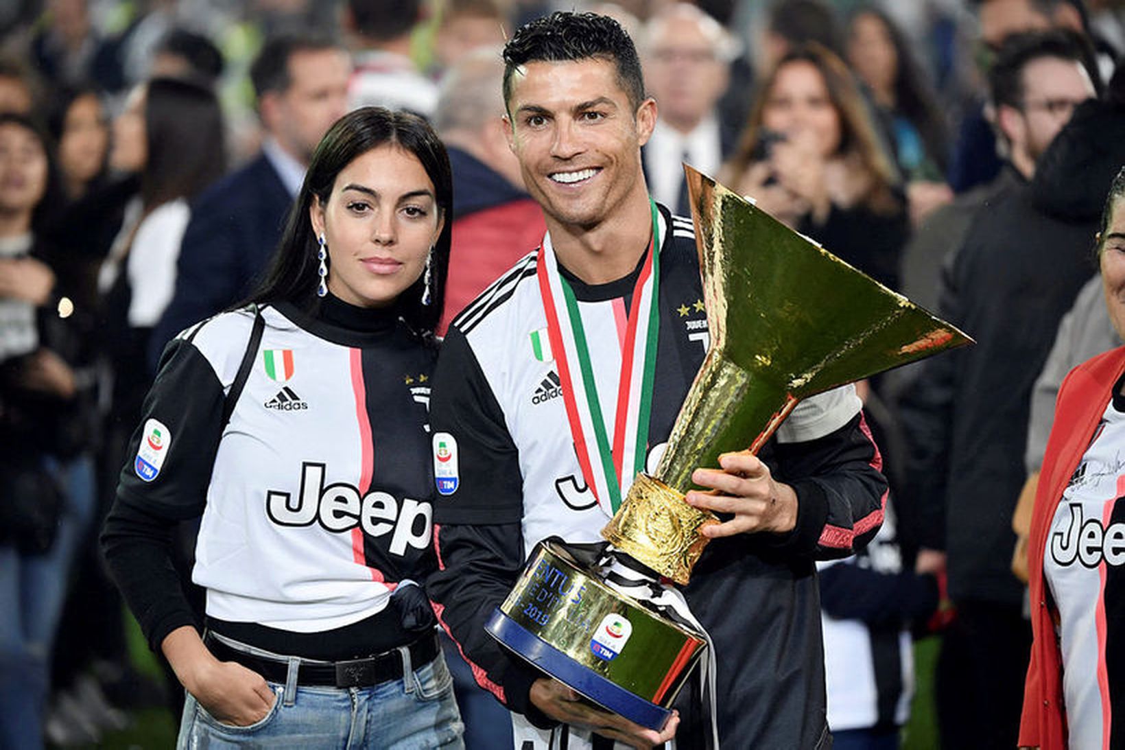 Cristiano Ronaldo ásamt unnustu sinni, Georgina, eftir að Juventus tók …